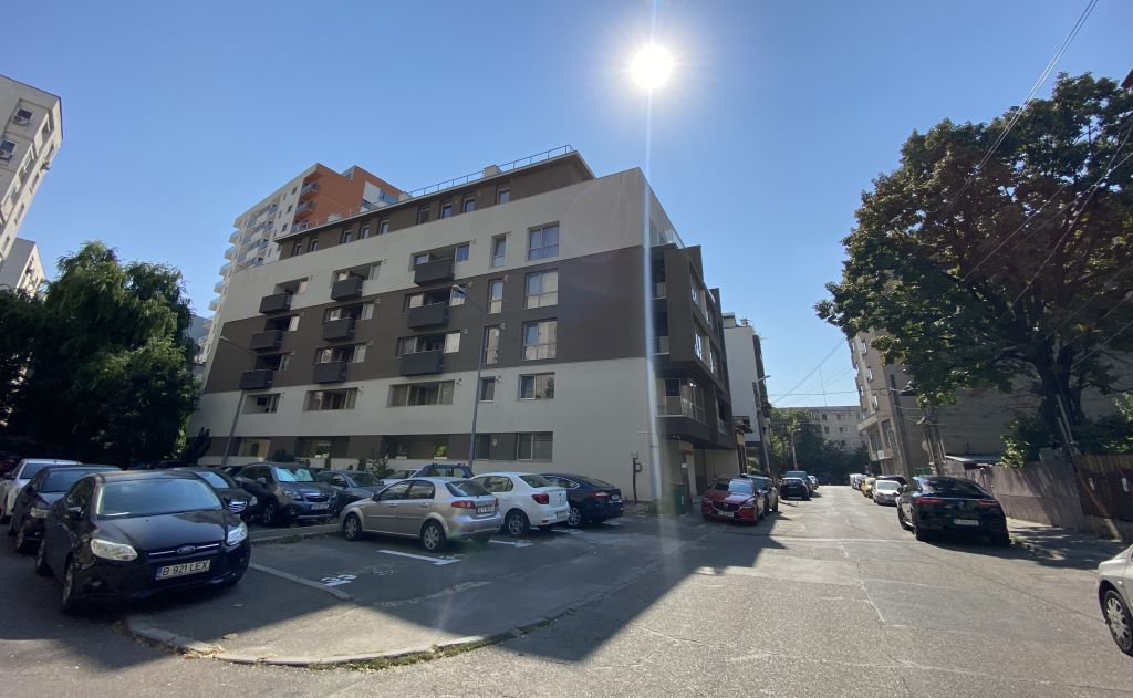 Birouri de inchiriat in Top Trio Residence, poza cladire si parcare exterioara