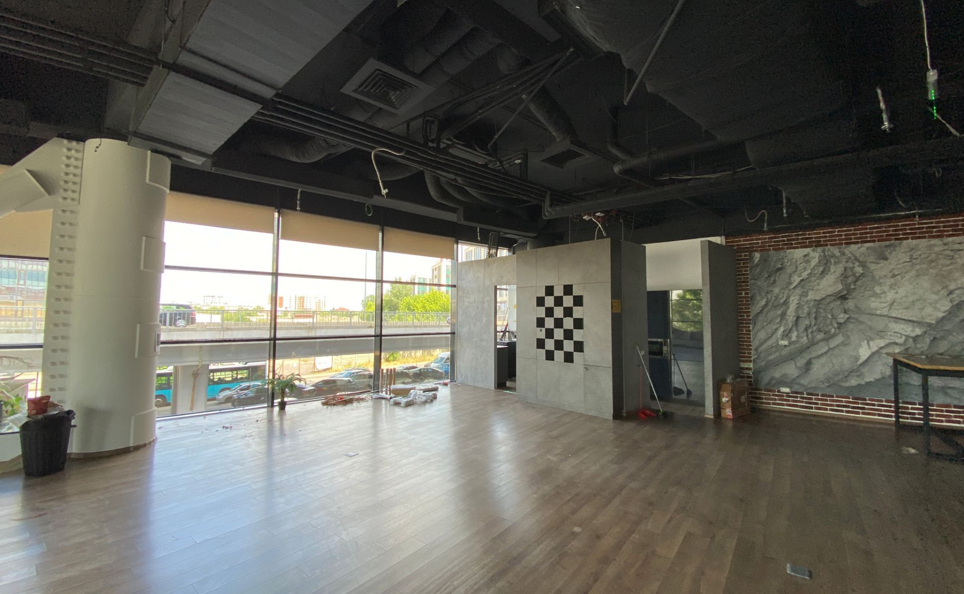 Globalworth Plaza - et.1 - 350m2 poza open space catre chicineta.JPG
