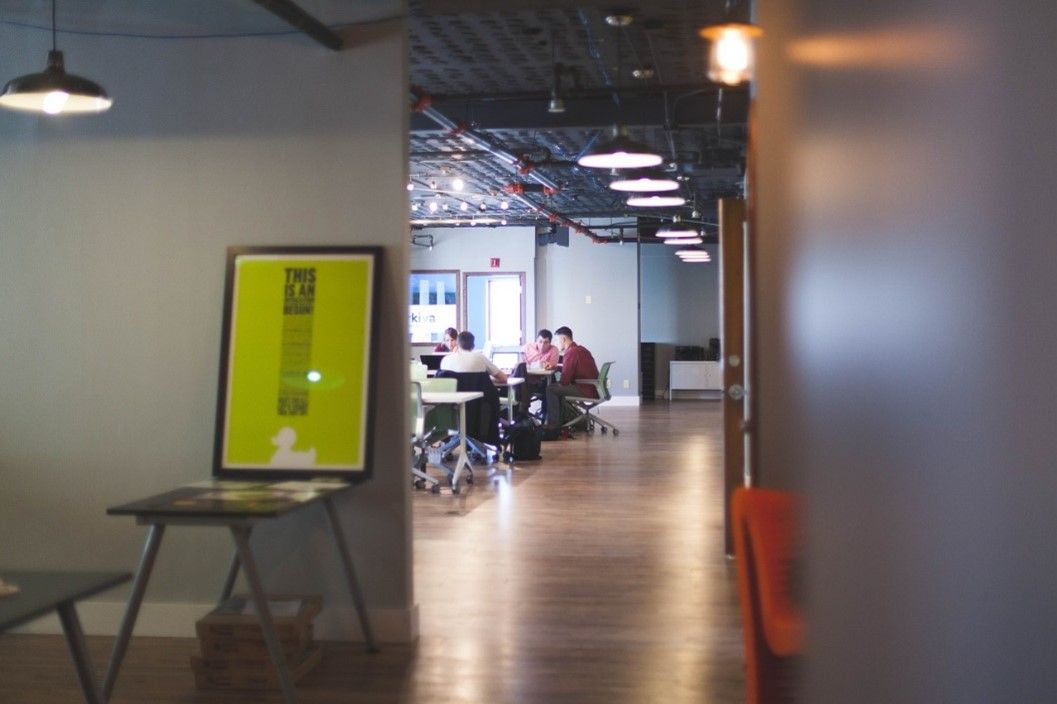 Redefinirea spațiilor de lucru moderne: importanța tehnologiei în amenajarea unui spațiu de birouri